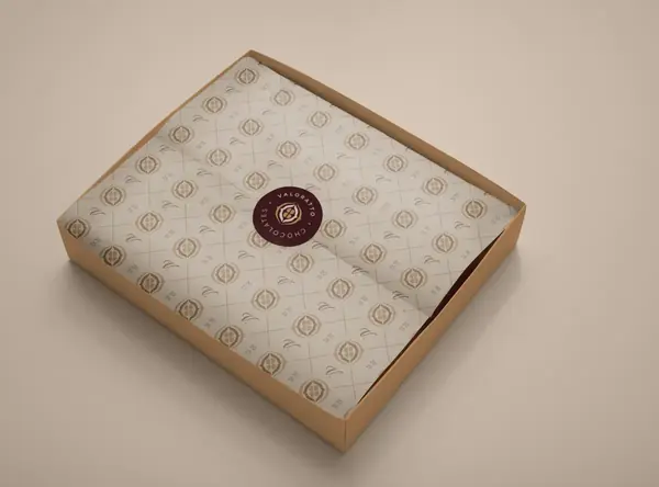 Caixa aberta com papel de seda estampado e selo Valoratto
