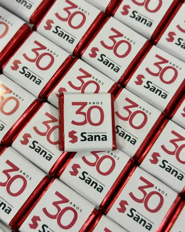 Chocolates personalizados de 30 anos da Transportadora Sana
